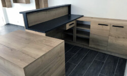 Borne d'accueil sur mesure Agencement borne accueil magasin